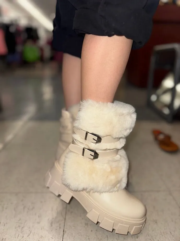 MEDIUM BOOT WITH FUZZY IN FRONT AND  SIDE