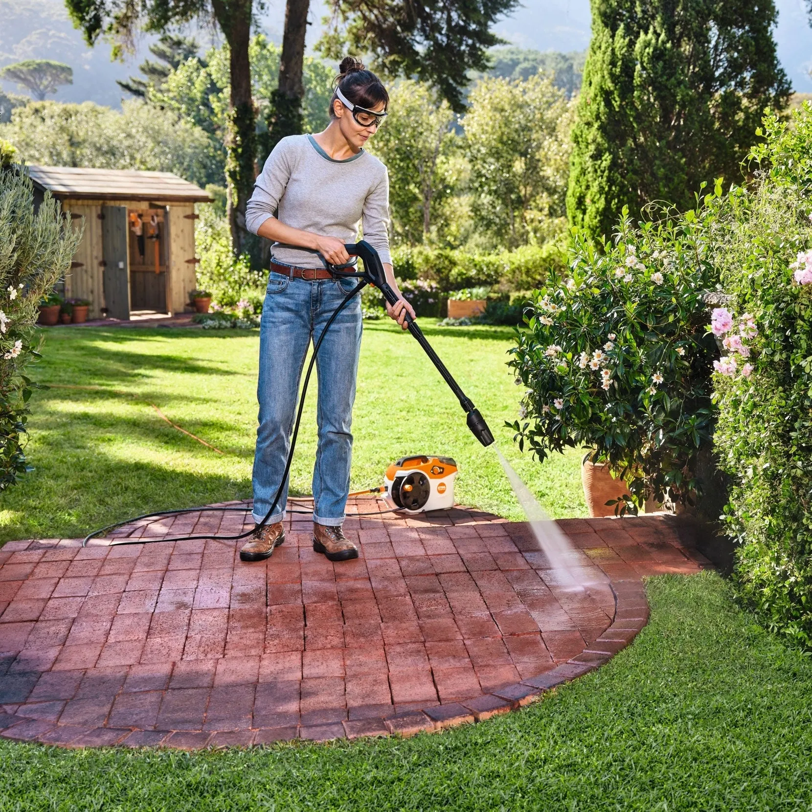 REA 60 PLUS cordless pressure washer